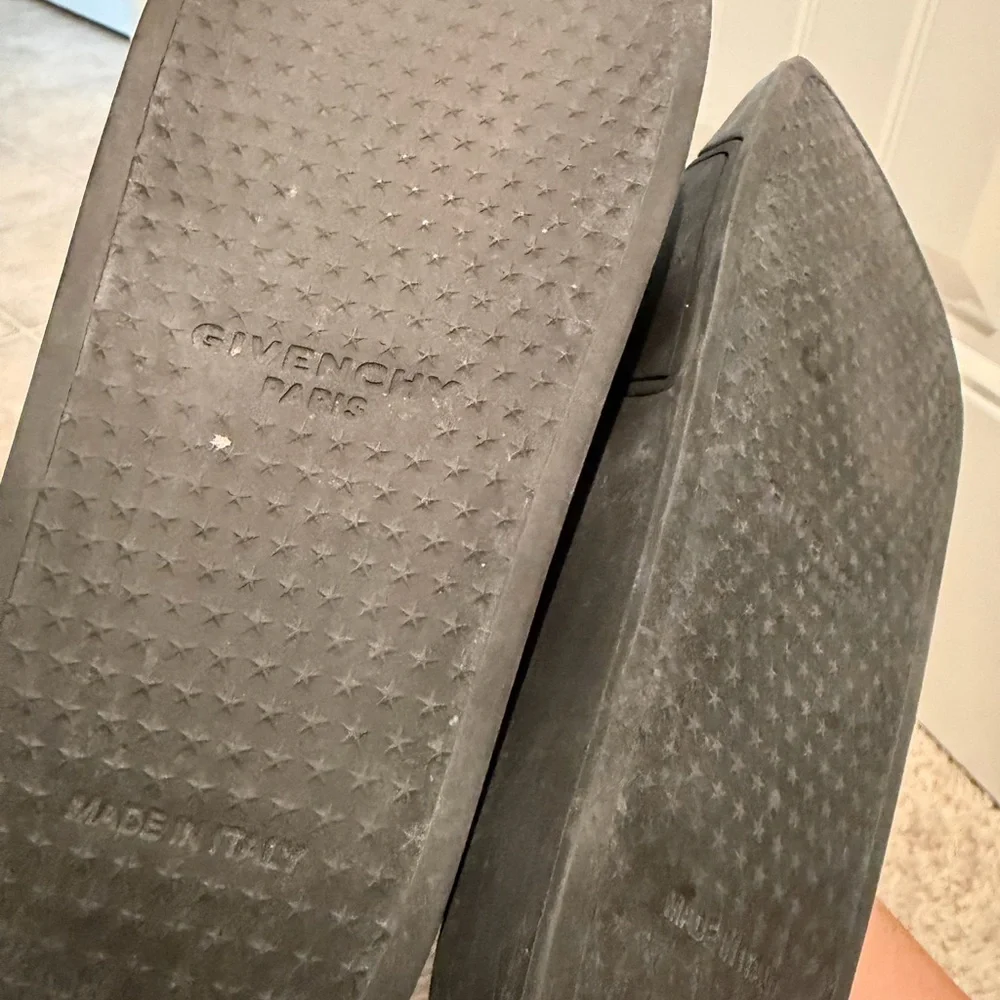 Givenchy Black and White Logo Slides - Picture 5 of 7